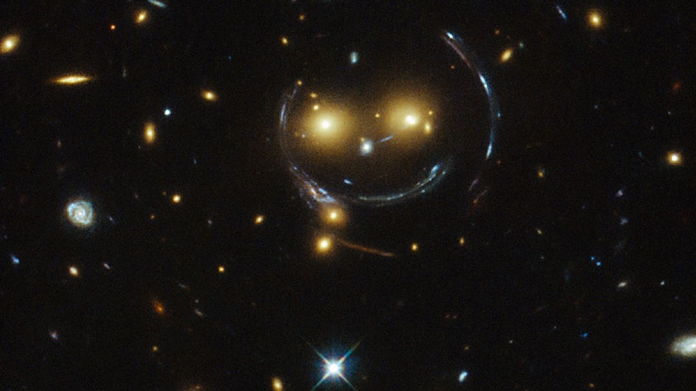 Cúmulo SDSS J1038+4849 captado por el Hubble