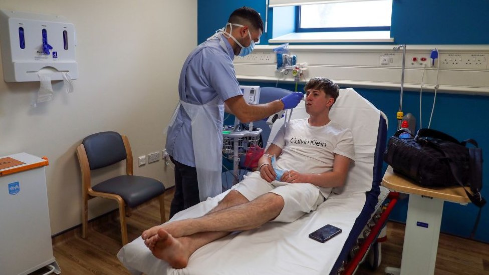 Un médico atendiendo a un paciente.