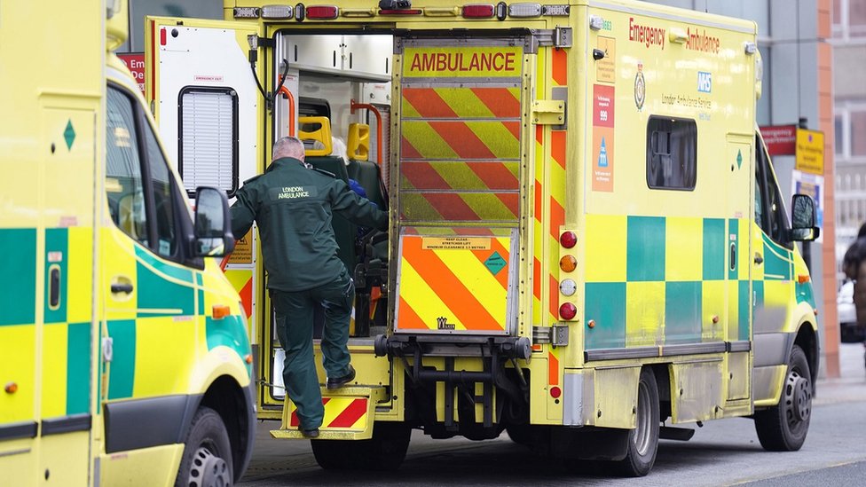 Un paramédico sube a una ambulancia estacionada fuera de un hospital de Londres.