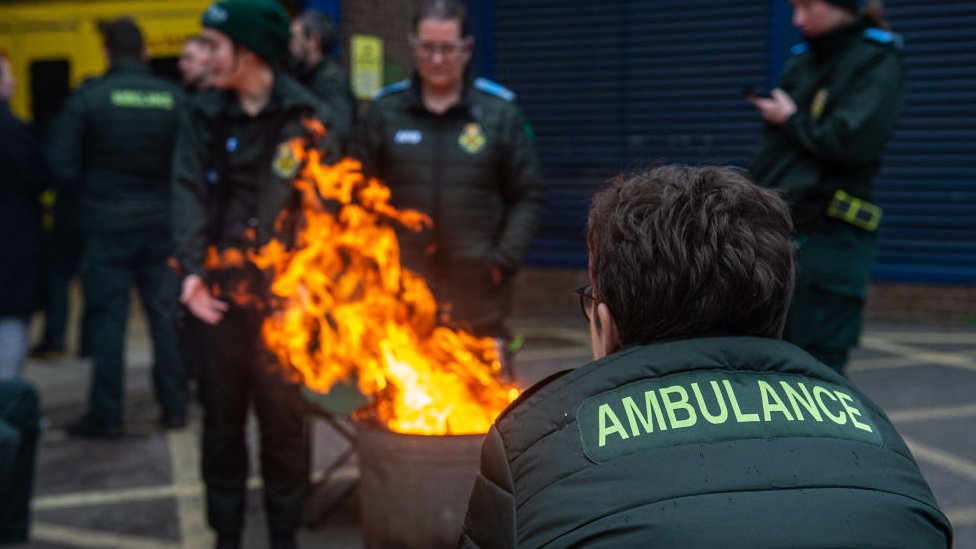 Unos paramédicos durante la huelga de diciembre frente a un hospital.