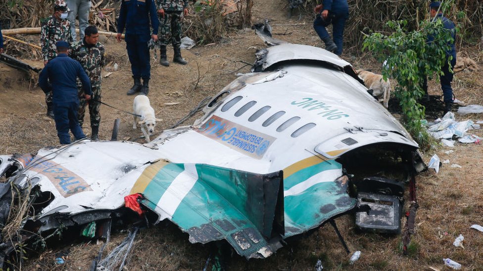 Restos del avión de Yeti Airlines en el lugar del siniestro.