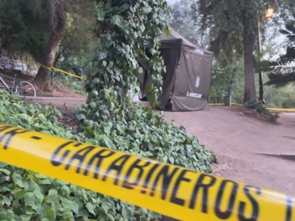 Hombre es asesinado a balazos en pleno Cerro Santa Lucía de Santiago |  24horas