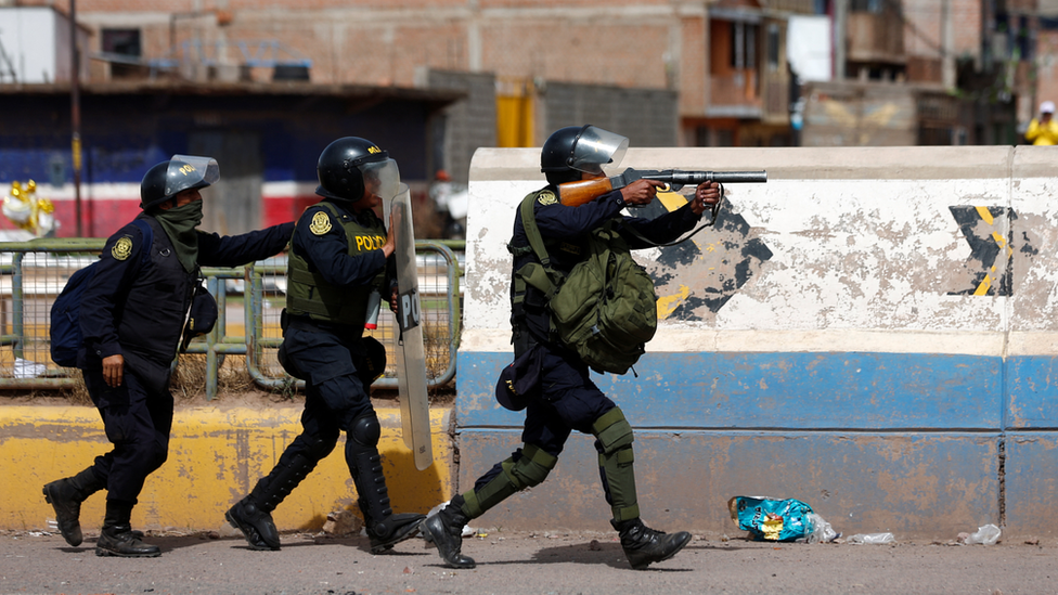 Policías durante las protestas en Juliaca.