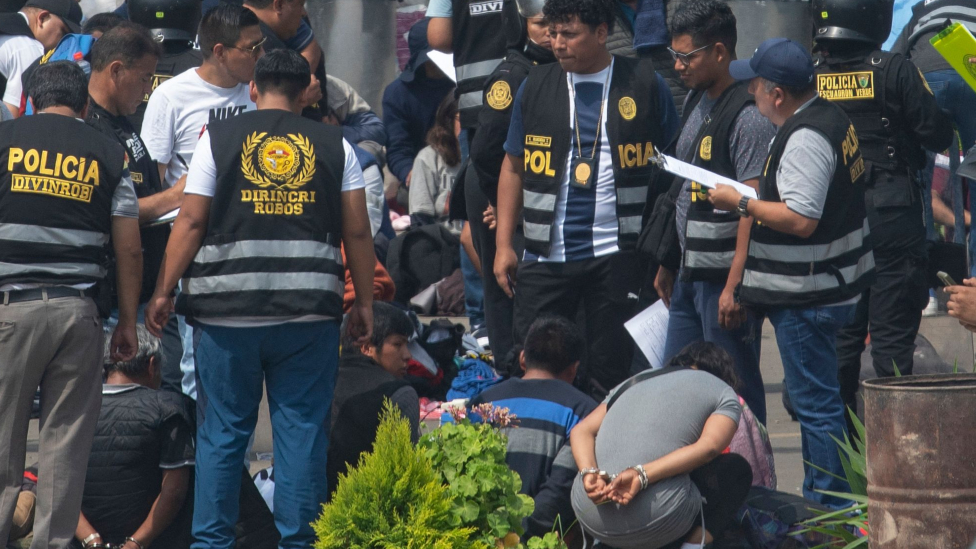 Manifestantes detenidos por la policía en la Universidad de San Marcos, en Lima, el sábado 21 de enero de 2023.