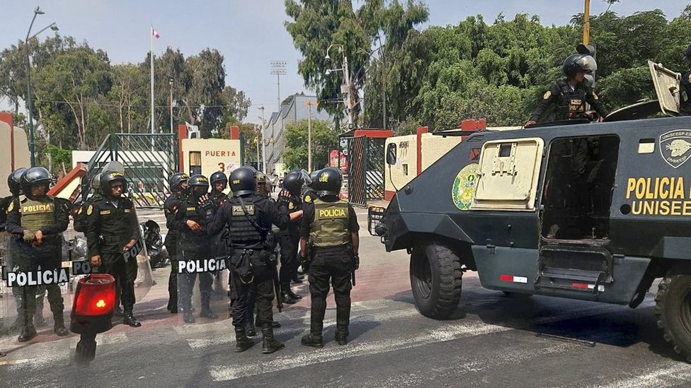 Policías frente a la puerta 3 de la Universidad de San Marcos.