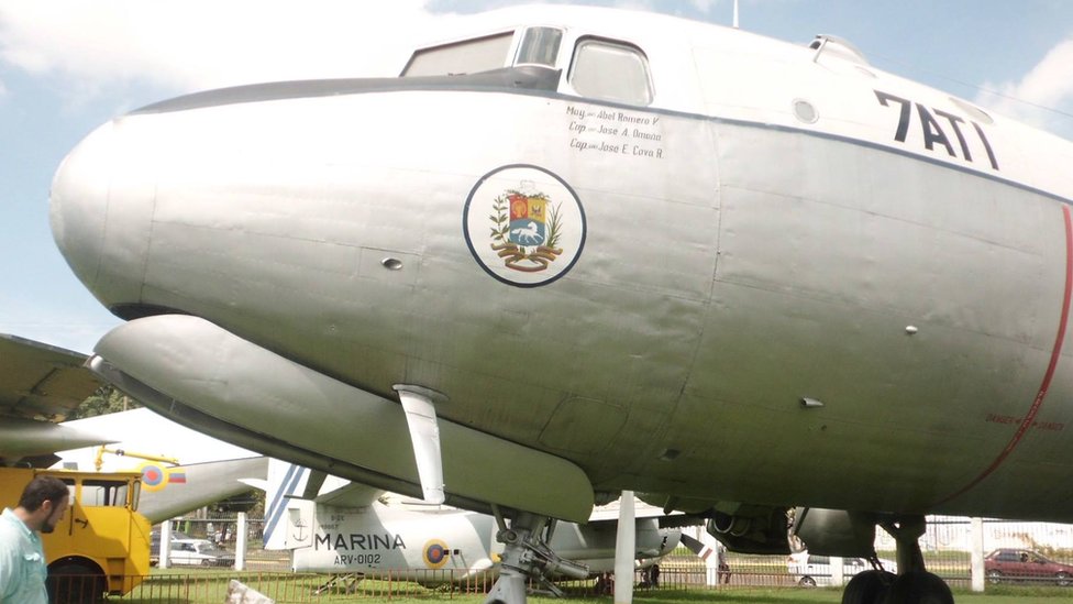 Detalle del avión donde se ve el escudo de Venezuela.