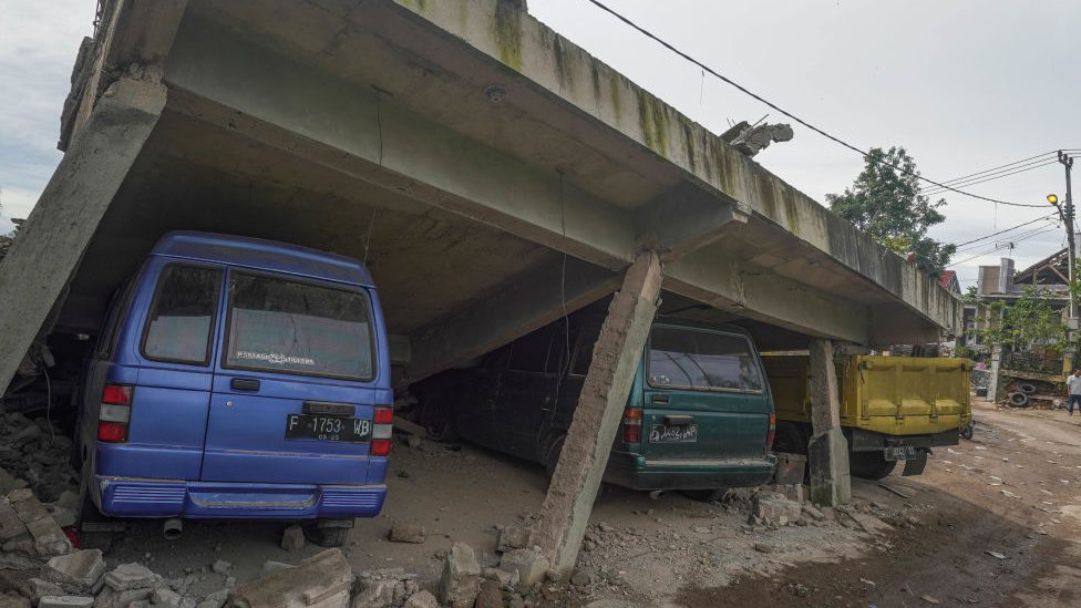 Imagen de un puente colapsado tras terremoto en Indonesia.