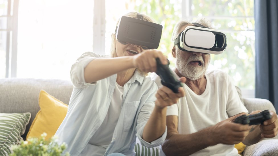 Una mujer joven jugando con su padre videojuegos.