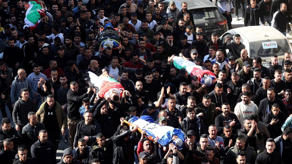 Palestinos llevan los cuerpos de los fallecidos durante la redada en Yenín.