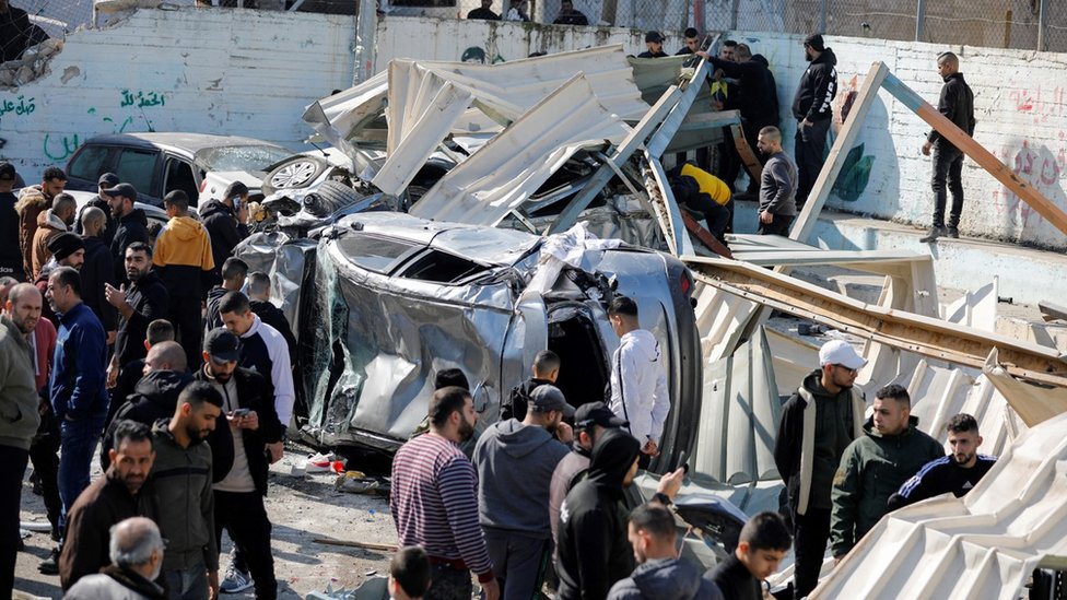 Palestinos en YEnín después de la redada.