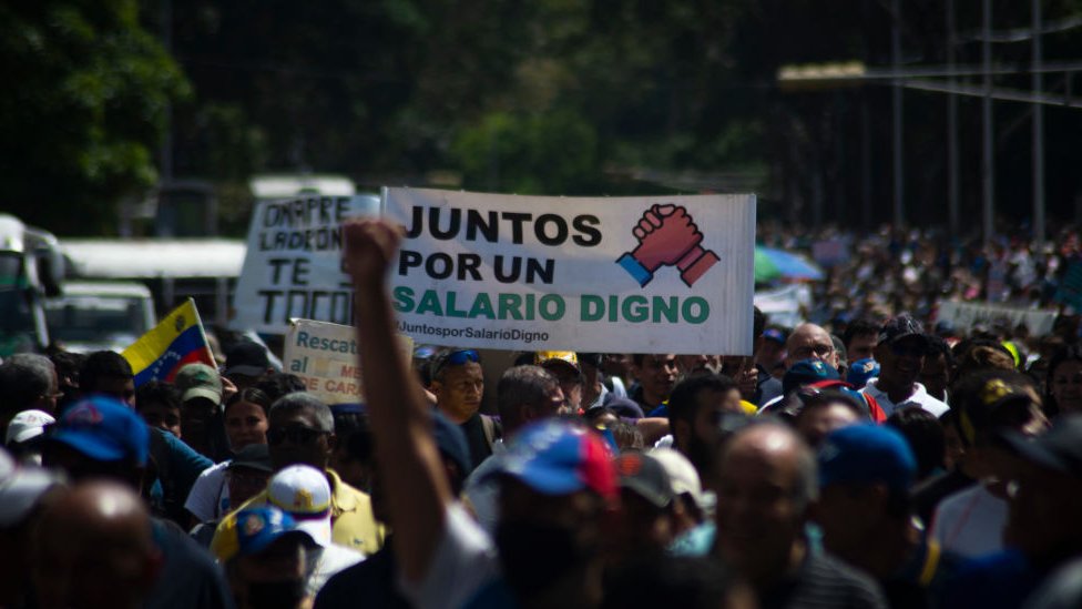 Ganar en bolívares, pero vivir en dólares en Venezuela las crecientes