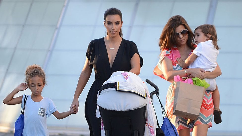 Kim Kardashian con sus hijos.