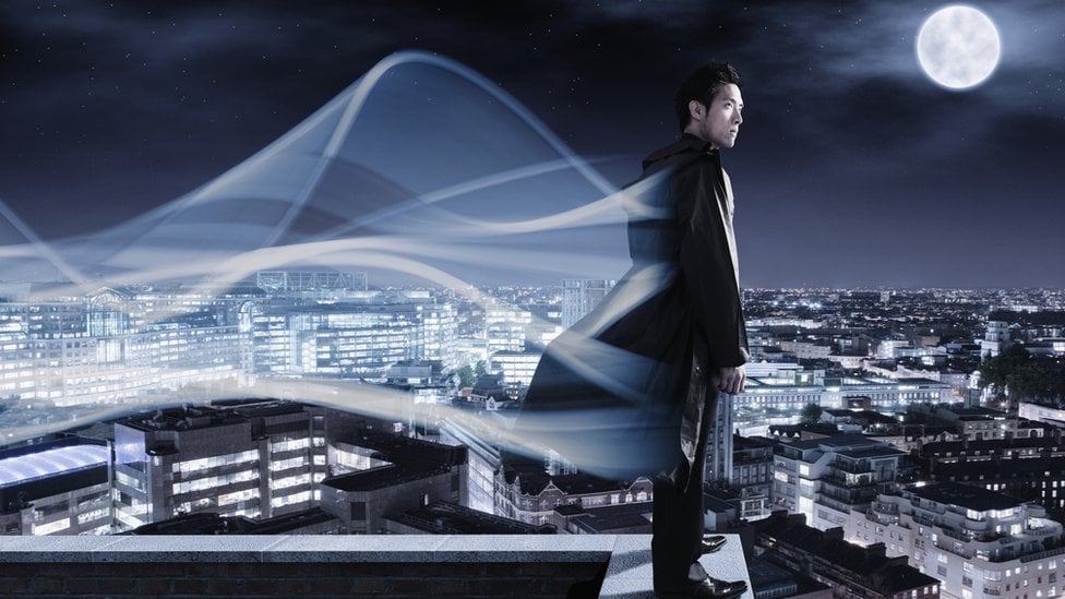 Una ilustración de un hombre subido al techo de un edificio y observando la ciudad desde lo alto