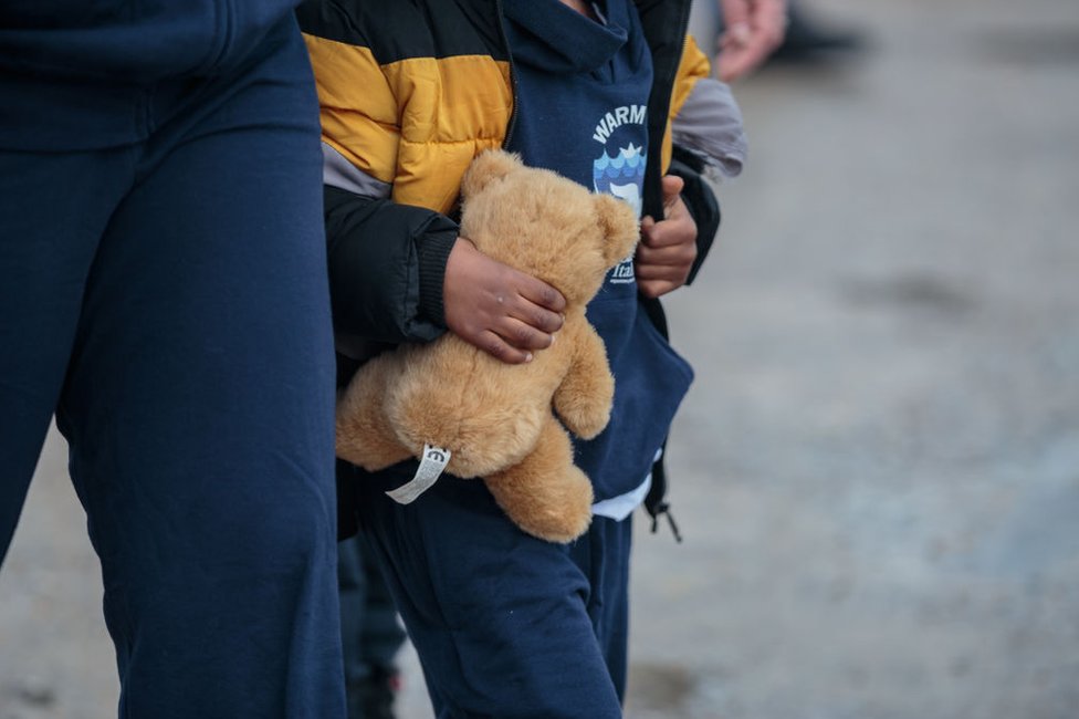 Uno de los 142 migrantes rescatados en el mar por la ONG Emergency procedentes de ''Bangladesh, Burkina Faso, Camerún, Costa de Marfil, Egipto, Eritrea, Guinea, Mali , Pakistán y Somalia. Livorno, Italia, 22 de diciembre de 2022.