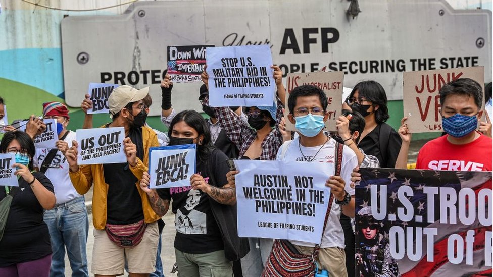 Un grupo de personas manifiestan contra el regreso de soldados de EEUU a Filipinas en febrero de 2023.