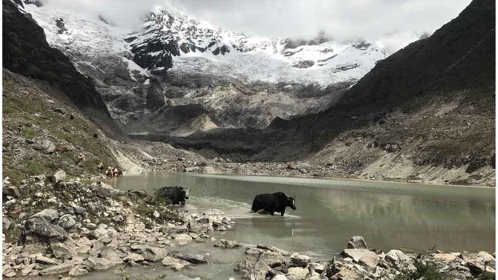 Un lago glaciar al pie de la montaña Jomolhari en Bután.