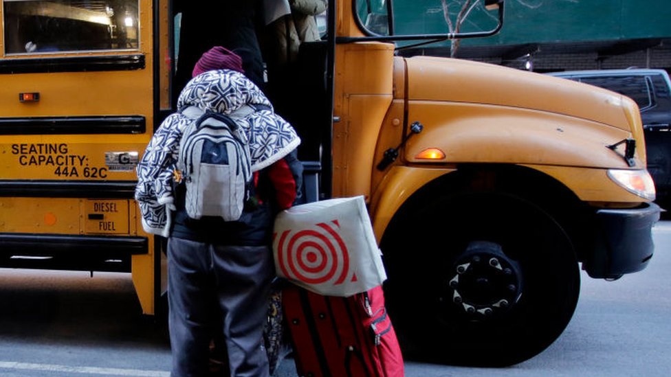 Migrante sube a un autobús