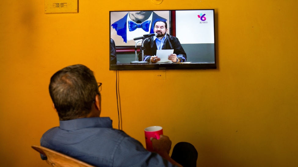 Un hombre en Nicaragua observa por televisión el anuncio sobre la liberaciión y deportación de los opositores.