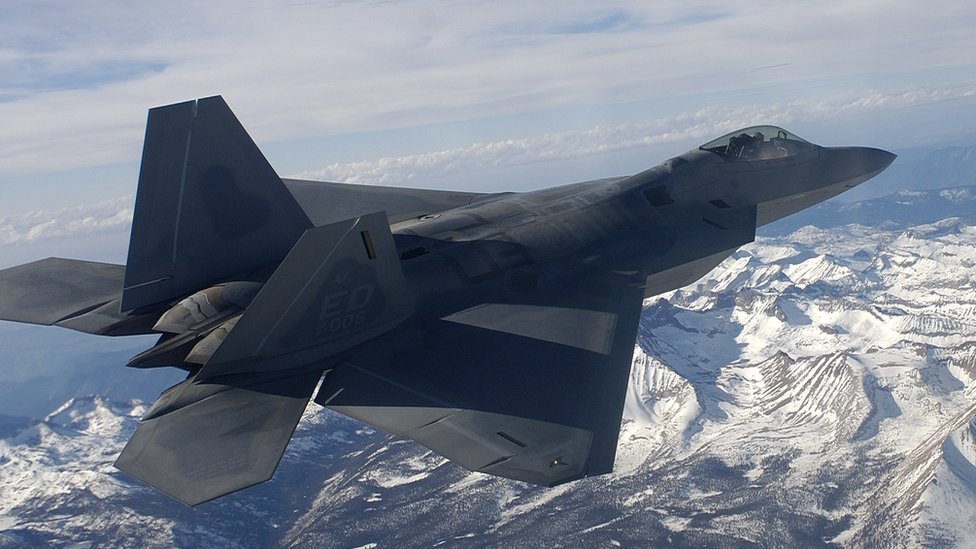 Jet F-22 sobrevolando la Sierra Nevada en una fotografía de archivo.