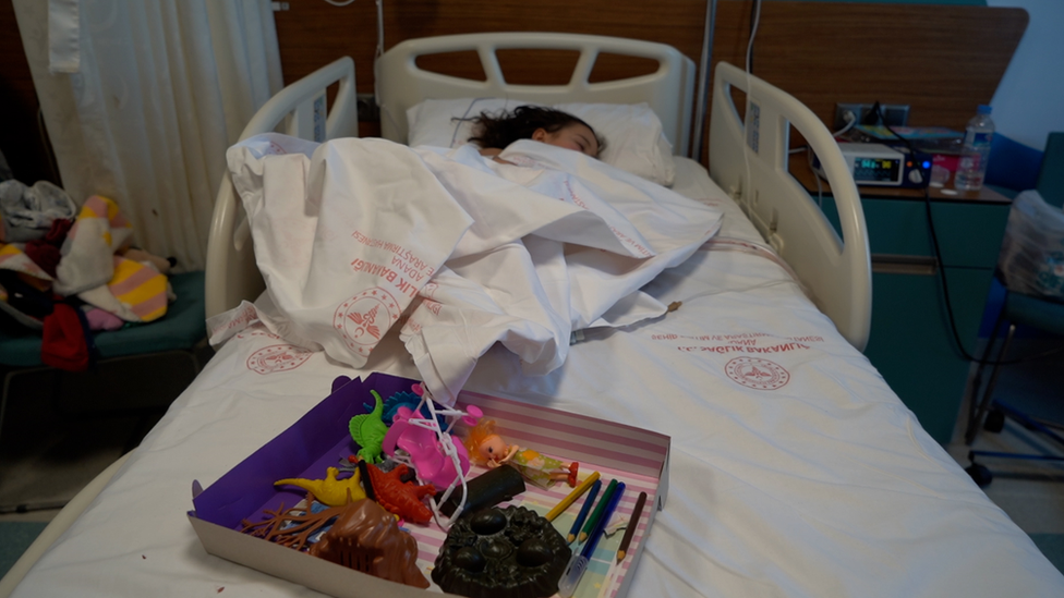 Niña durmiendo en el hospital de Adana.