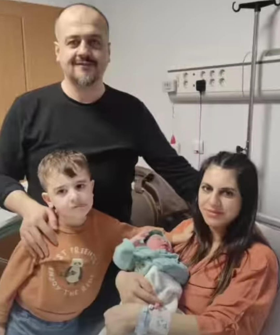 Necla con su esposo Irfan y su hijo de tres años Yigit Kerim en el hospital.