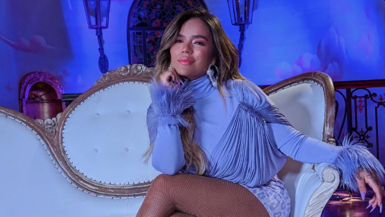 Sale un karaoke las canciones m s populares de Karol G 24horas