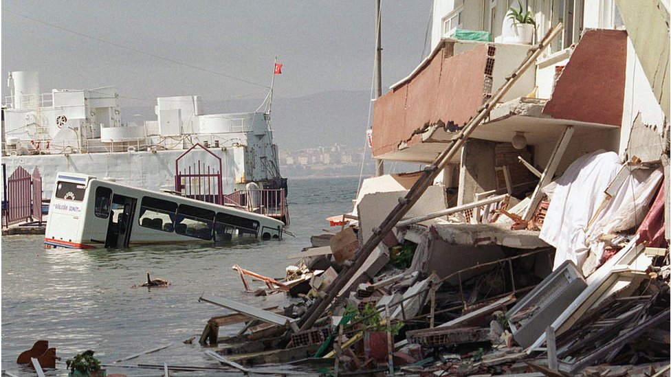 Edificios destruidos junto al Mármara.