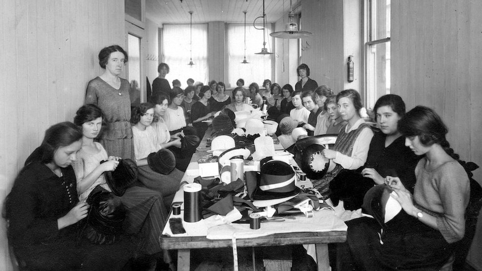 Trabajadoras de la fabricante de sombreros Carlton & Prior. Edith Graydon es la quinta desde la izquierda.