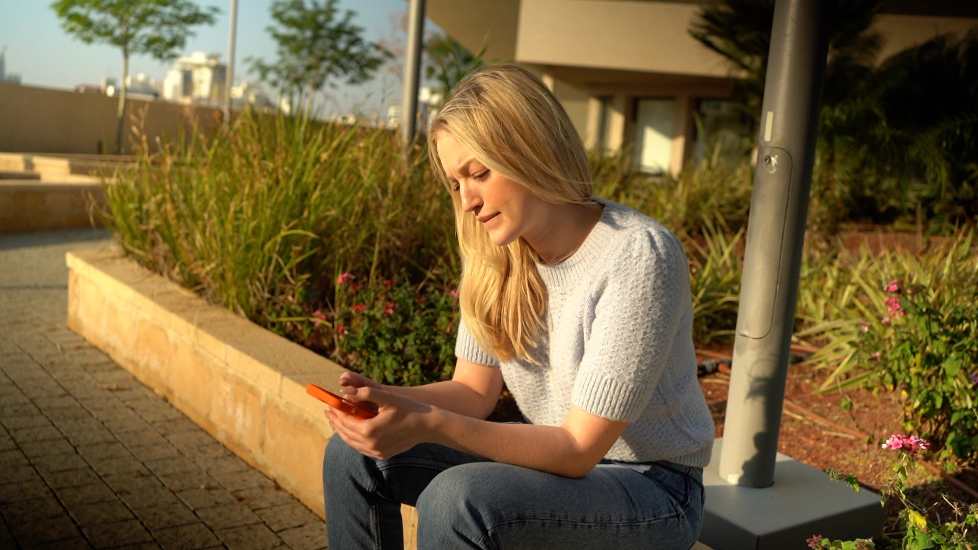 Kate Konlin mirando su teléfono