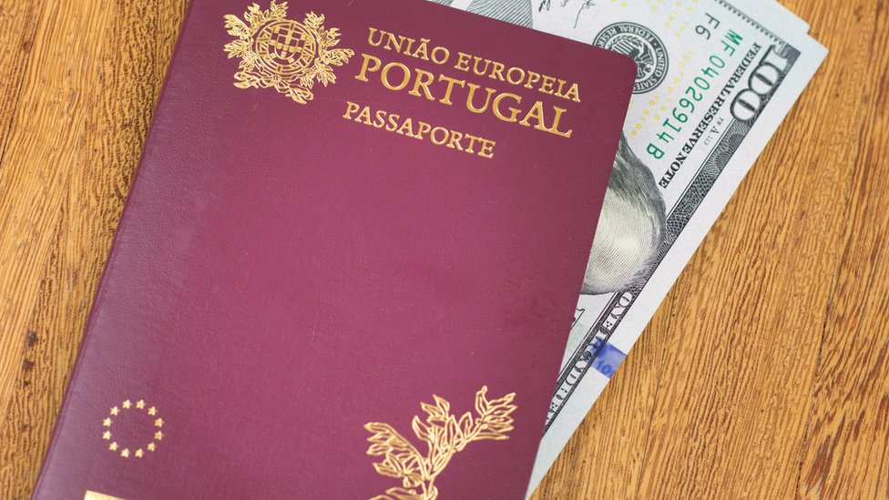 Pasaporte portugués con dinero.