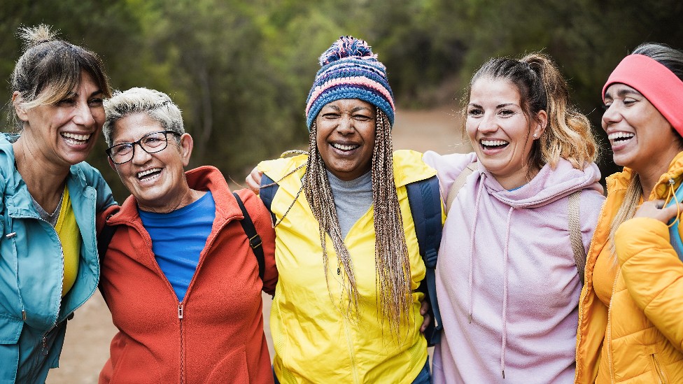 Cuatro amigas sonriendo