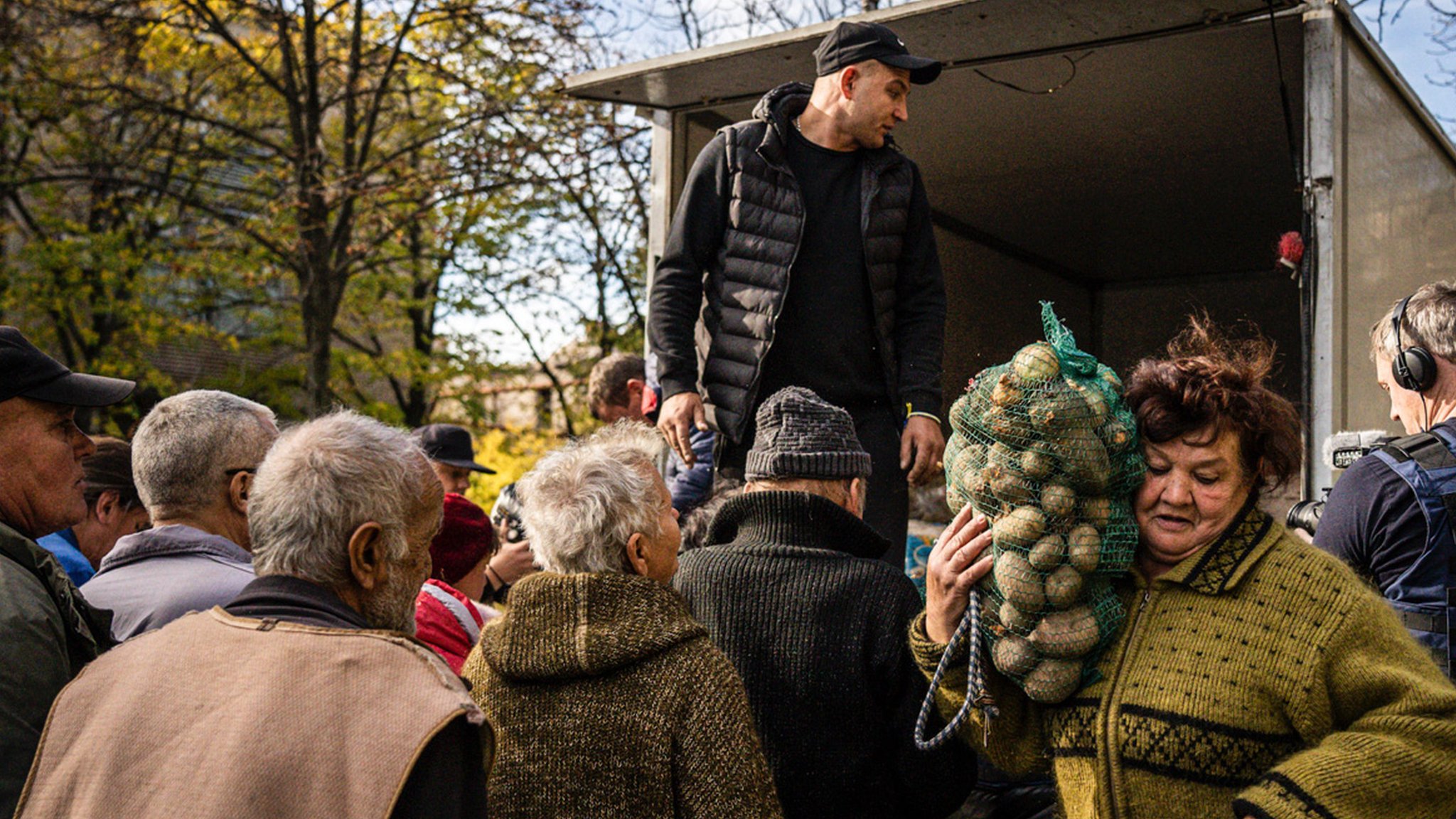Voluntarios ucranianos distribuyendo comida