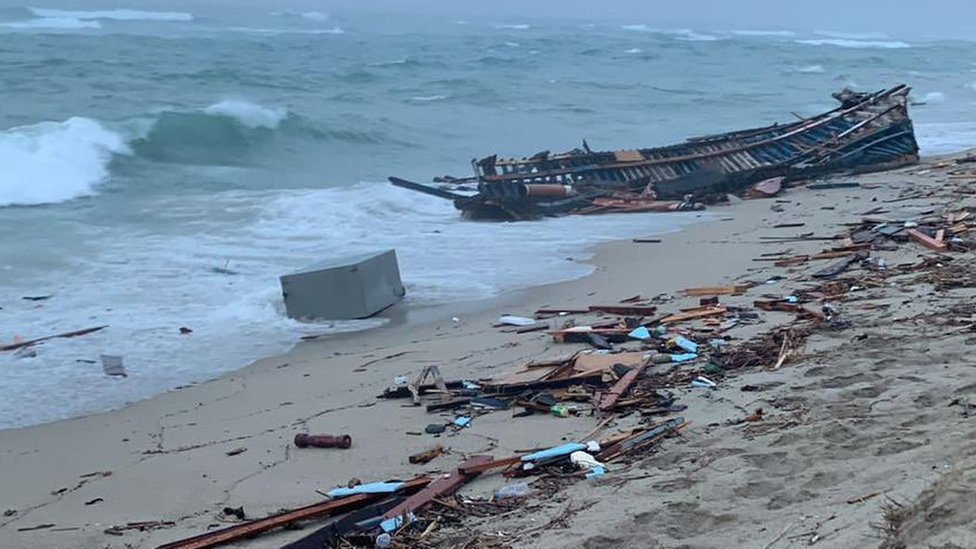 El bote que naufragó en Calbria