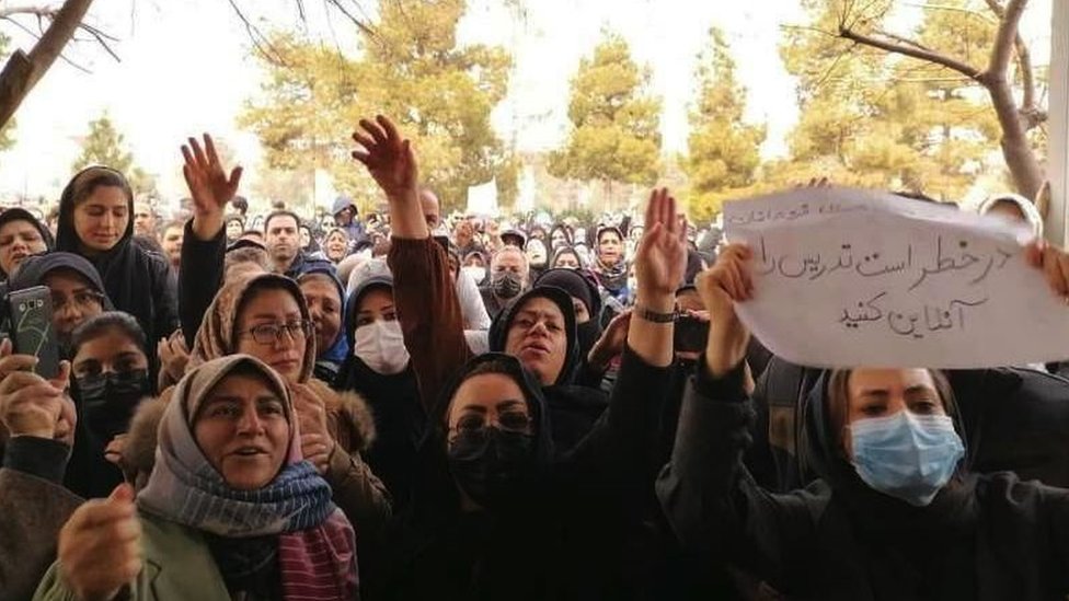 Padres protestan frente a la oficina del gobernador de Qom