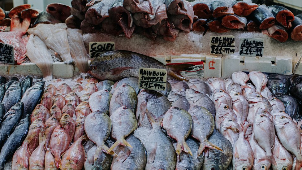 Pescado congelado en un mercado.