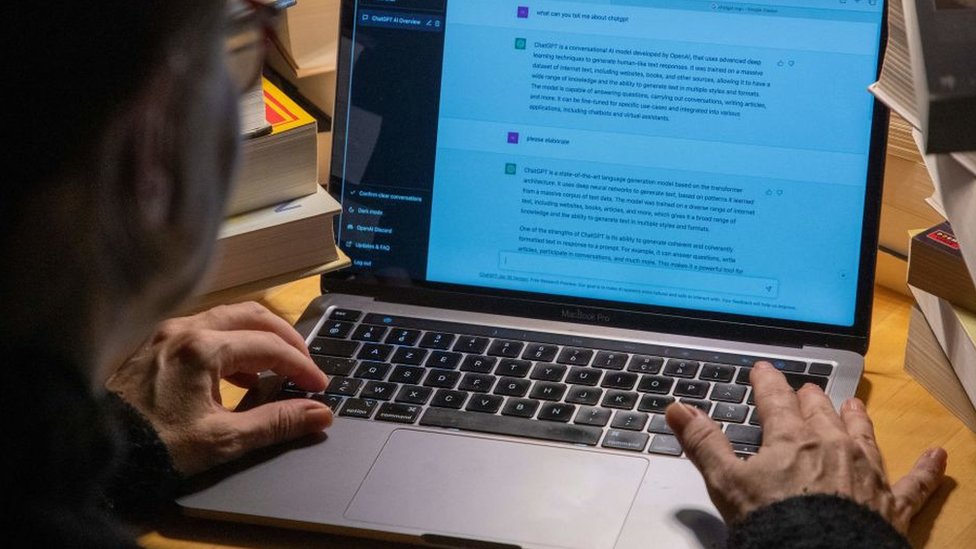 Un hombre utilizando el ChatGPT en su computador.