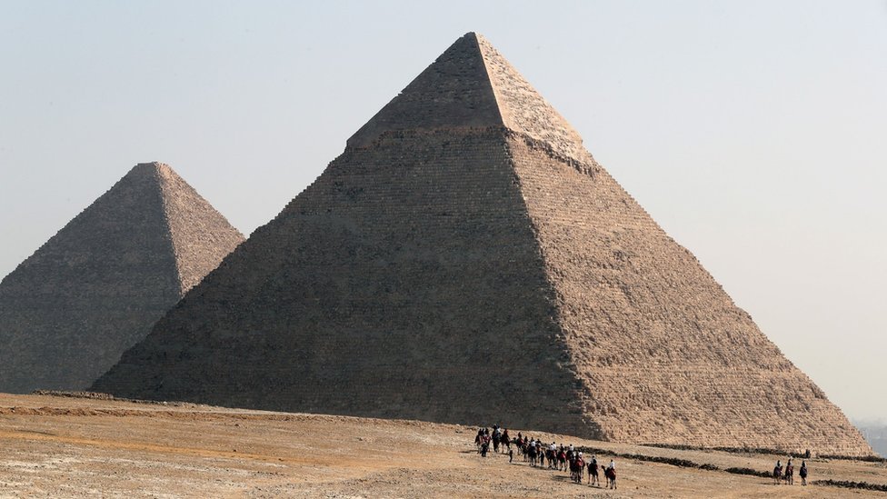 Turistas visitan las pirámides de la meseta de Guiza, Egipto (2 de febrero de 2023)