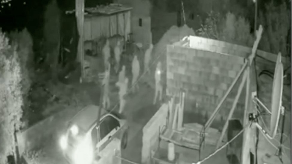 Imágenes de cámaras de seguridad muestran el ataque a la casa de Amal Awad.