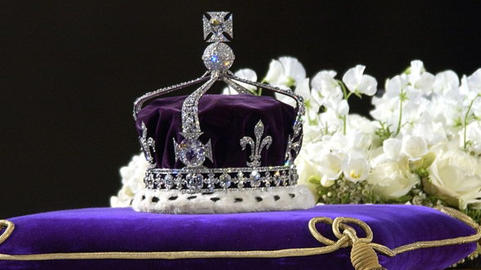 La corona que utilizaba la reina madre tiene el controvertido diamante Koh-i-Noor.