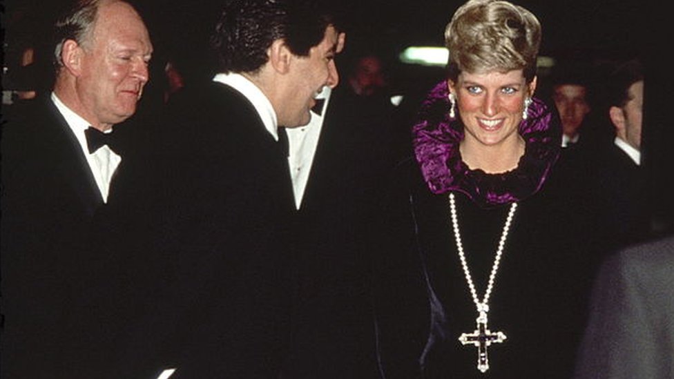 La princesa de Gales luciendo la cruz de Attallah en 1987.