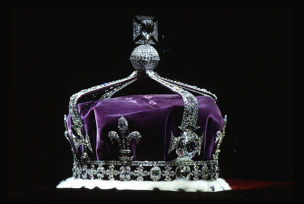 La corona que utilizaba la reina madre tiene el controvertido diamante Koh-i-Noor.