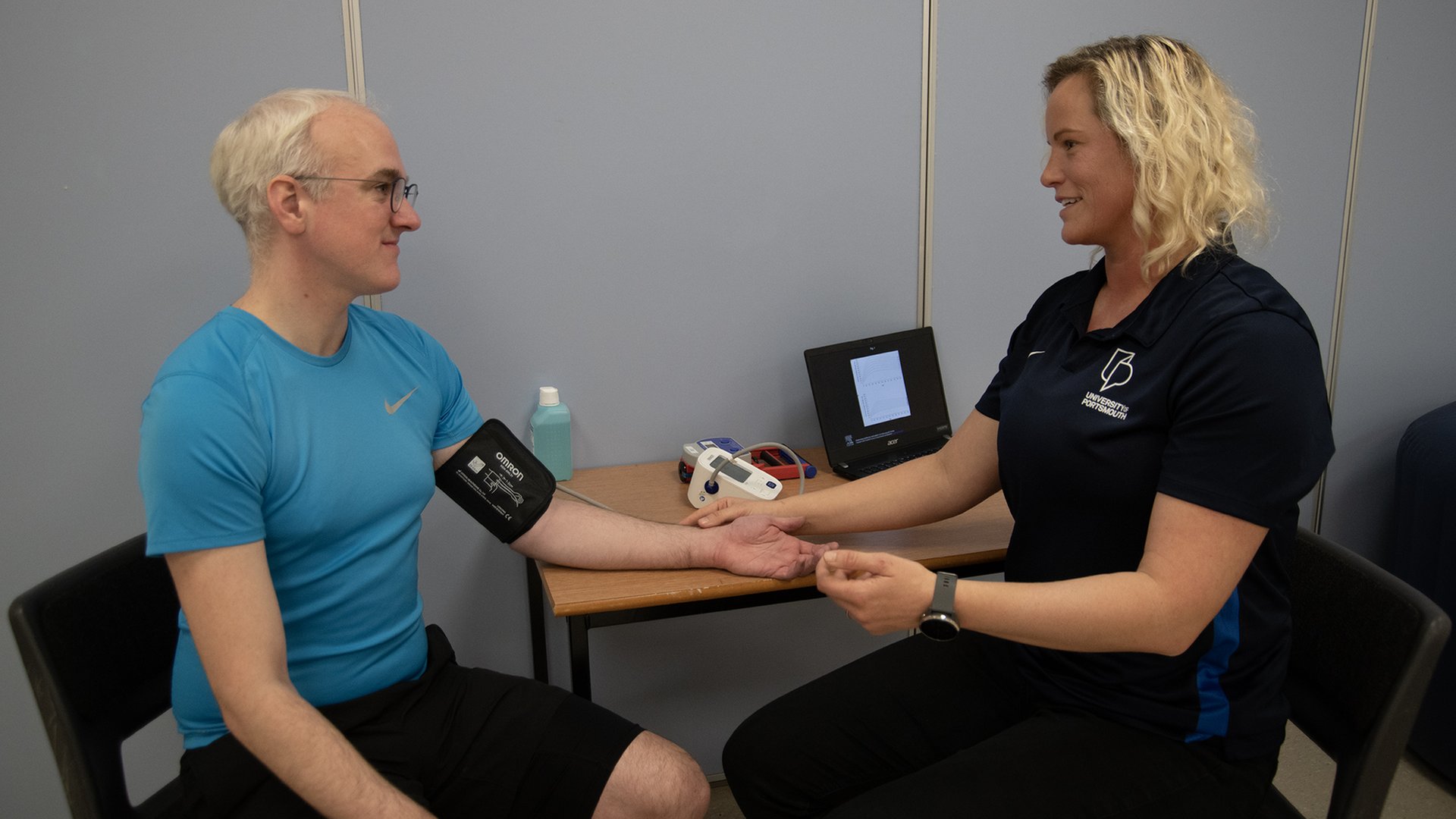 La Dra. Zoe Saynor prueba la presión arterial de James Gallagher