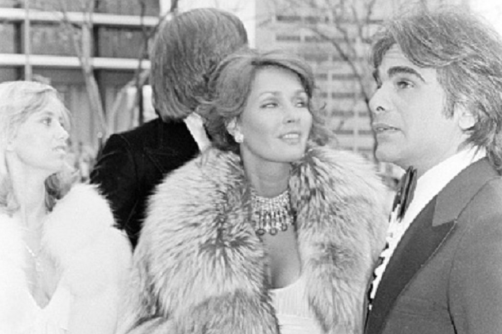 Nick De Noia, junto a Susan George y Jennifer O'Neill en la ceremonia de los Premios Oscars en Los Angeles en 1975.