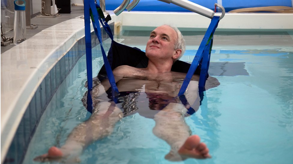 James Gallagher en piscina climatizada