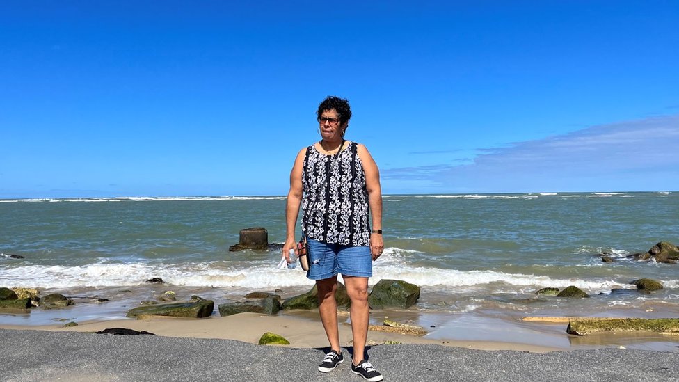 Janet Quiñones de pie en la carretera rota en Villa Cristiana, Loíza, Puerto Rico