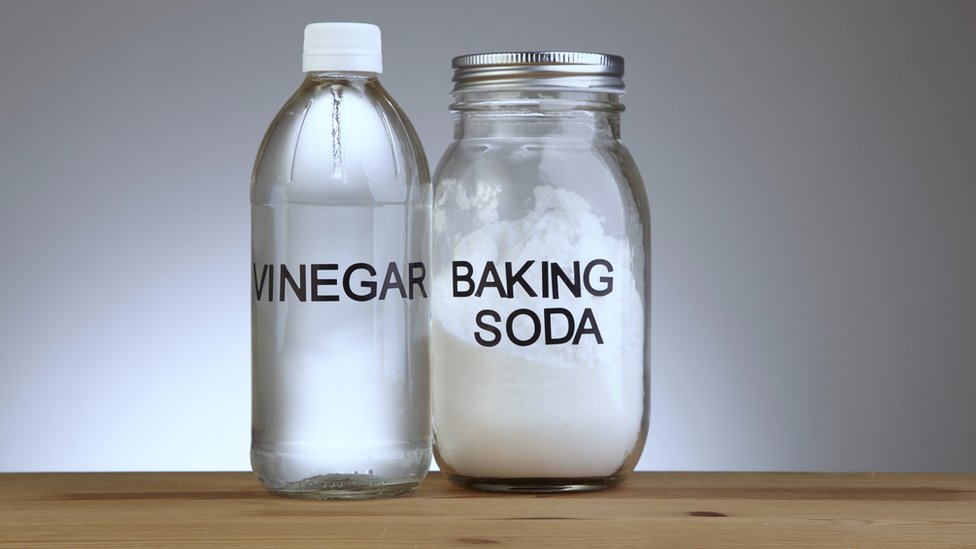 Botella de vinagre junto a una de baking soda