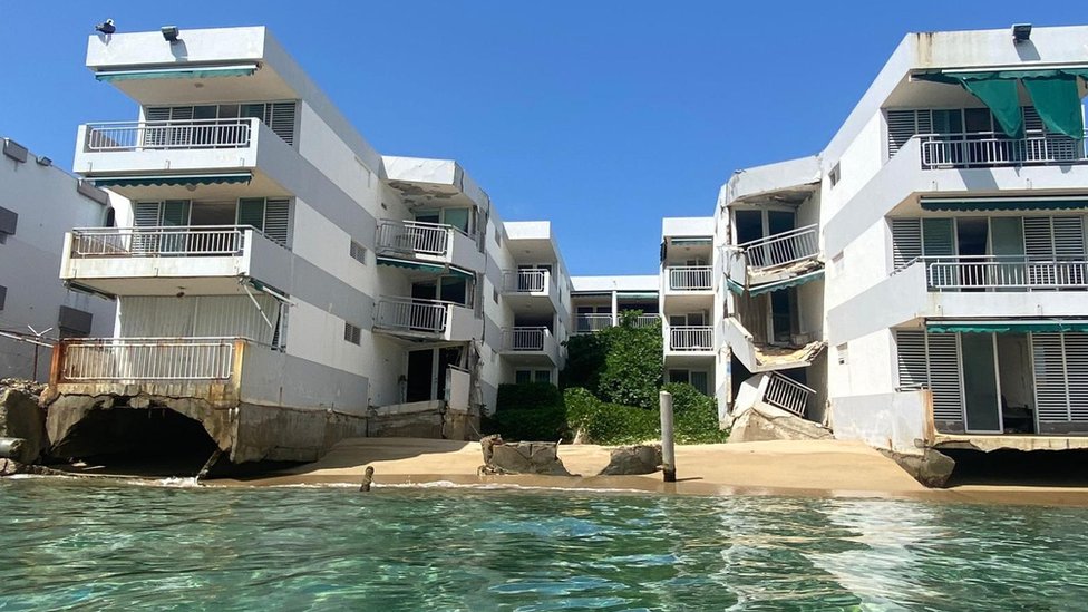 Complejo de apartamentos Rincón Ocean Club II antes de ser demolido por quedar dentro del mar a consecuencia de la erosión costera.