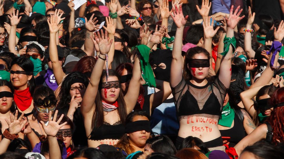 Mujeres bailando "Un violador en tu camino"