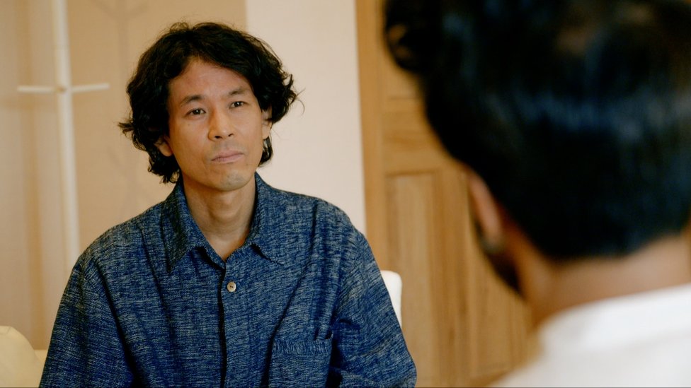 El terapeuta Nobuki Yamaguchi siendo entrevistado por la BBC.