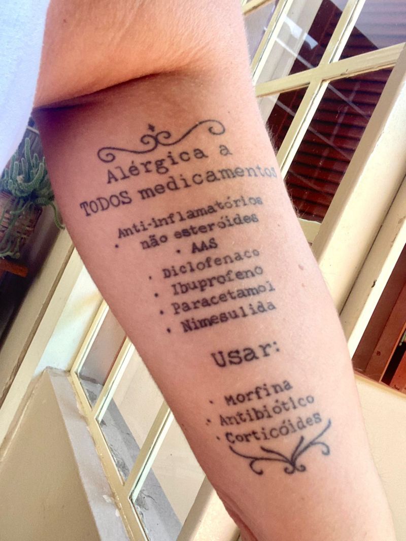 Brazo tatuado de Amanda Munaretti Selbach con texto de los medicamentos a los que es alérgica y cuáles sí pueden usar en ella.